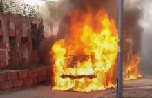 Pełen paczek bus firmy InPost doszczętnie spłonął we Wrocławiu