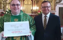 Poseł PiS przekazał księdzu czek na pół miliona podczas mszy