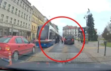 Bydgoszcz. Pasażerowie wsiadali i wysiadali z tramwaju, kierowca ruszył. Nagrani