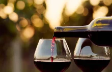 Winiarze wściekli na tani import: Francja tonie w morzu wina