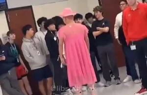USA: Nauczyciel noszący różową sukienkę w szkole zawieszony