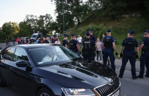 Kaczyński przyjechał na Wawel. Demonstranci próbowali rzucić się na samochód