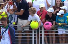 Piotr Szczerek z firmy 'Drogbruk' oddał czapkę chłopcu