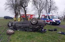 Maserati dachowało zatrzymując się na posesji. Kierowca wypadł z pojazdu, auto..