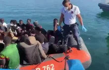 Moment zabierania "rozbitków" na środku morza... w porcie w Tunezji
