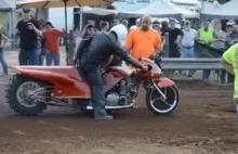 Wyścig motocykli "dragsterów" po błocie
