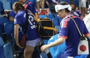 Japońscy kibice sprzątają stadion po meczu swojej reprezentacji