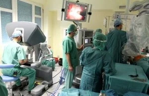Tylko w Polsce nie chcą płacić robotowi za operacje