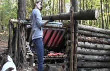 Dziewczyna buduje dwuosobowy szałas w środku lasu