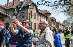 Muzeum Auschwitz strefą bez selfie? Dyrekcja: "To niemożliwe"