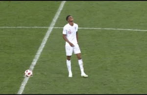 Angielska drużyna próbuje strzelić gola z partyzanta