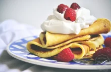 Pancakes z bitą śmietaną i malinami