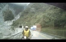 Kierowca skutera wyrzucony w przepaść po czołówce