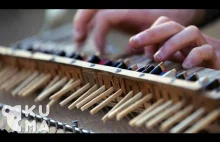 Pianino zbudowane z pałeczek