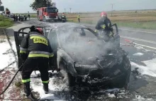 Pożar nieoznakowanego radiowozu policji. Samochód spłonął. [WIDEO