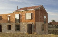 Ten dom wygląda jak opuszczona ruina, ale jego nowoczesne wnętrze zwala z nóg