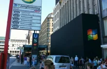 Logo Windows naklejone na sklepie Apple'a w Hamburgu
