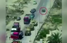 Egipski czołg niszczy samochód pułapkę.