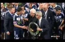 Prezes Football FFA spada ze sceny w czasie dekoracji zwycięzców A-League