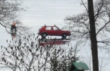 Leniwy wędkarz zaparkował na jeziorze.