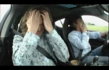 Hammond i May przypadkowo uderzają w kamerę w samochodzie.
