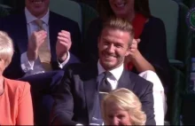Piłka kocha Davida Beckhama. Tłumy na trybunach Wimbledonu, a piłkę łapie...