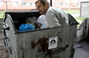 "Całkiem dobry radny na śmietniku". Przygody radnego podczas wyrzucania śmieci