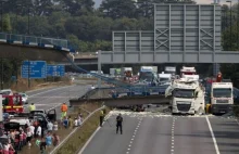 Na autostradzie M20 w Anglii spadła kładka zaczepiona przez ciężarówkę.