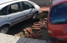 Dwa samochody zapadły się na parkingu przed Netto w Jaworznie