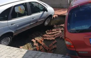 Dwa samochody zapadły się na parkingu przed Netto w Jaworznie