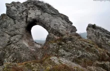 Zimowy nocleg "na jaskiniowca" wśród jurajskich skał.