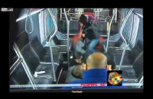 Pasażerowie autobusu atakują uzbrojonego rabusia