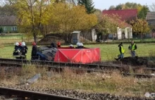 Rodzinna tragedia na torach. Auto wjechało pod szynobus [film i zdjęcia]