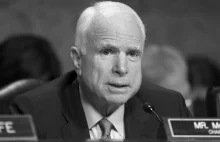John McCain nie żyje. ''Była przy nim jego żona oraz jego rodzina"