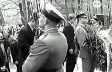 Aleksander Kwaśniewski na grobach pomordowanych oficerów WP w Charkowie.