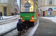 Młody elblążanin jechał za tramwajem na sankach