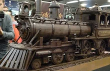 34-metrowy, czekoladowy model pociągu