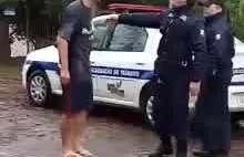 Policjant wyjaśnia napinacza.