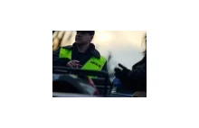 Policja taranuje motocyklistę?