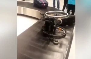 Rodzice nieśli niepełnosprawnego chłopca przez lotnisko, bo nie oddano im wózka