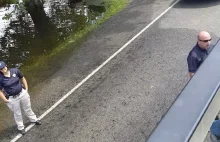 Agresywny policjant odsyła ochotników jadących nieść pomoc ofiarom powodzi