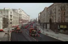 Układanie nowej nawierzchni asfaltowej na ulicy w Moskwie