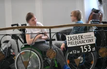 Protest niepełnosprawnych w Sejmie. Rzeczniczka rządu przywiozła...