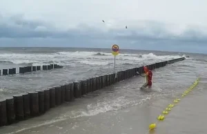 Ratownik pokazuje jak niebezpiecznie bywa nad morzem. Robi krok i znika pod wodą
