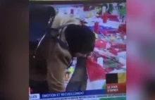 Muzułmanka niszczy flagę Izraela, która została położona na cześć ofiar zamachu