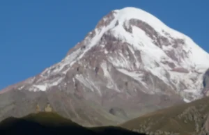 Gruzja Kaukaz - szczyt Kazbek oraz kościół Tsamida Sameba