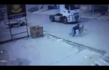 Mężczyzna powstrzymuje rozbrykanego psa przed wtargnięciem pod jadący pojazd