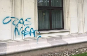 Policja: graffiti na budynku Sejmu to akt wandalizmu - Polsat News