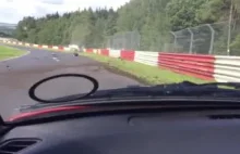 Latający Renault Megane na niemieckim torze Nurburgring.
