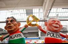 Kaczyński z Orbanem połączeni sierpem i młotem. Karykatury na karnawale